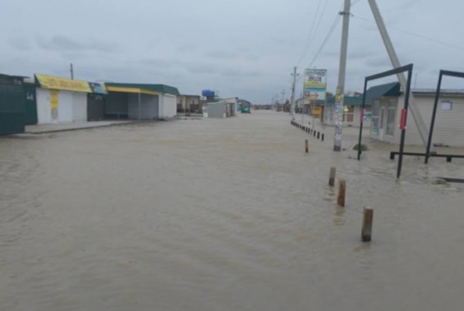 "Над водой видны только крыши домов, на улицу хоть не выходи: утонешь", - в Сети обсуждают последствия шторма на Азовском побережье
