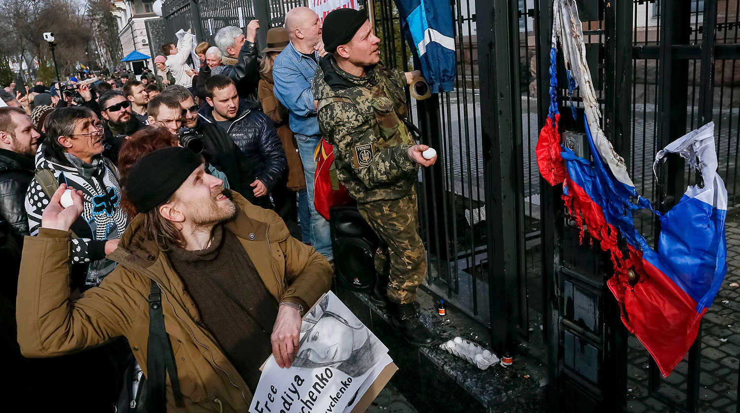 ​Митинг под посольством РФ в Киеве продолжается: в здание летят камни и яйца