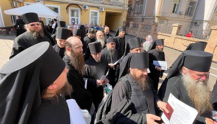 Провокация в Лавре: московские попы забаррикадировались внутри с прихожанами и никого не пускают