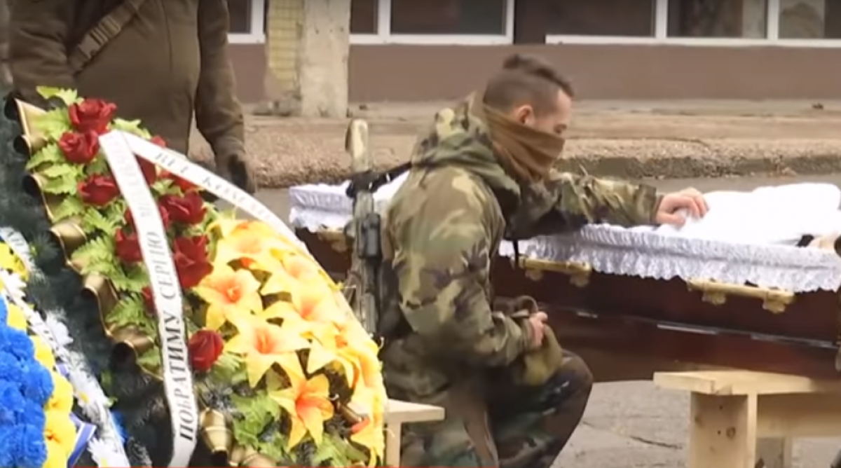 Бойцы ВСУ на коленях прощались с убитым на Донбассе Сергеем Михальчуком: "Он спас мне жизнь"