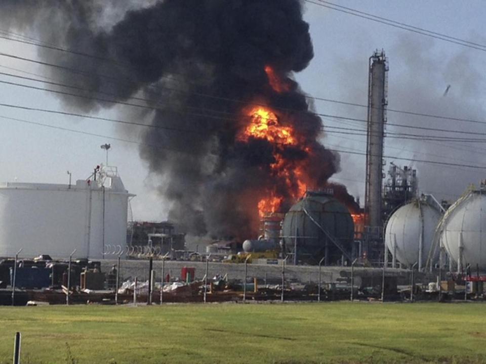 В результате взрыва на химическом заводе в США пострадали три человека