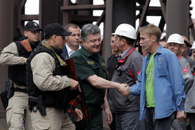 Главное за 8 сентября: Порошенко в Мариуполе, Порошенко поговорил с Путиным, Порошенко получит оружие от НАТО