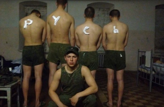 Жесть в армии 21-го века: в Сети появилось видео ужасающей дедовщины в рядах российской армии - кадры