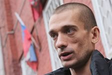 Российского художника обвиняют в "вандализме" за перфомансы в поддержку Майдана 