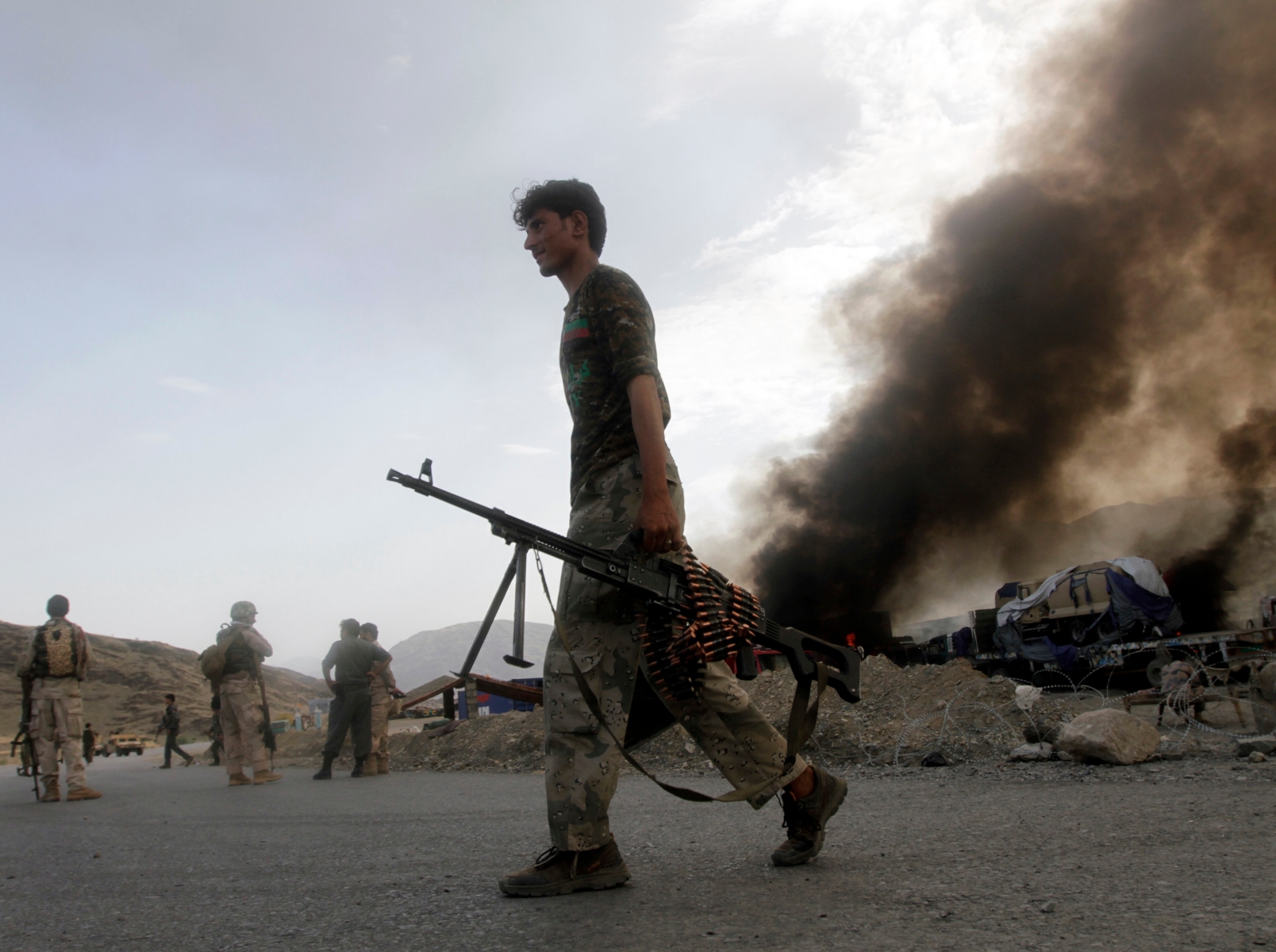 В Афганистане смертник "Талибана" взорвал армейскую колонну американских военных. Десятки пострадавших
