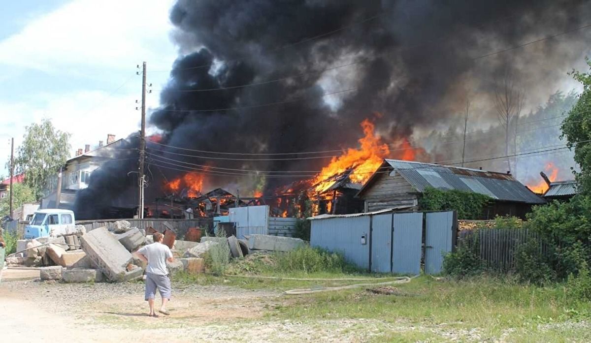 Пылает Челябинская область: огонь перекинулся на жилые дома