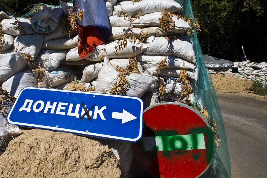 Очевидцы: в Донецке горит газораспределительная станция, разрушены несколько домов