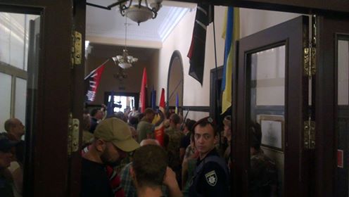 Бойцы добробатов проникли в здание Киевсовета