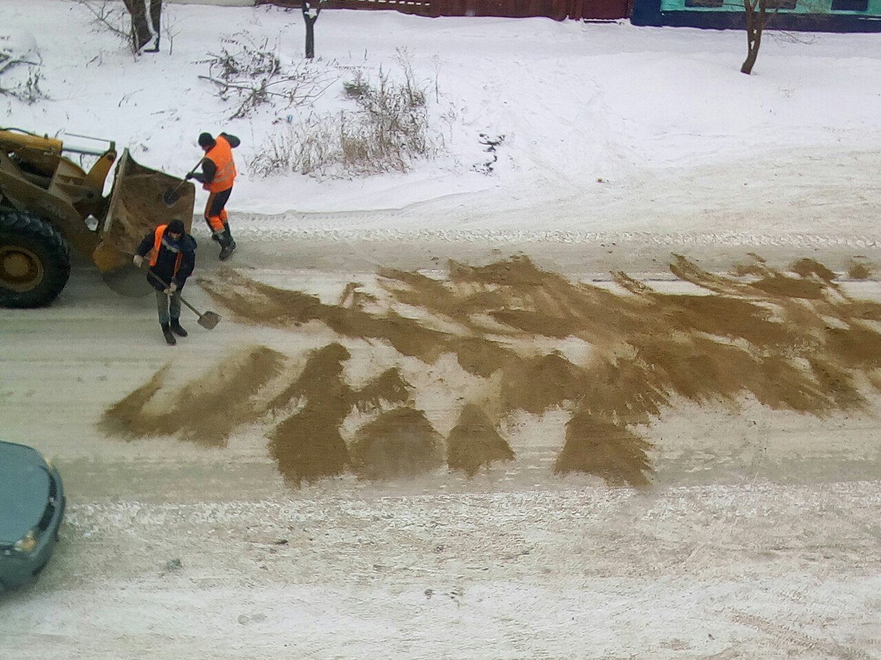 Под Иркутском автодорогу посыпали песком с человеческими останками