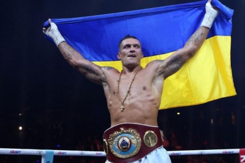 Украинский боксер Усик обратился к соотечественникам накануне боя с Гассиевым в Москве – кадры