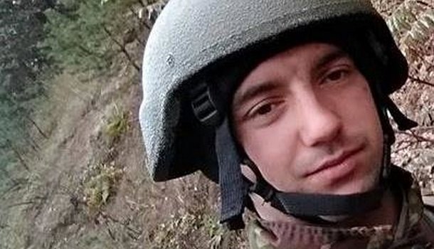 В Бродах на коленях и со слезами прощались с погибшим на Донбассе Владимиром Лужецким — кадры
