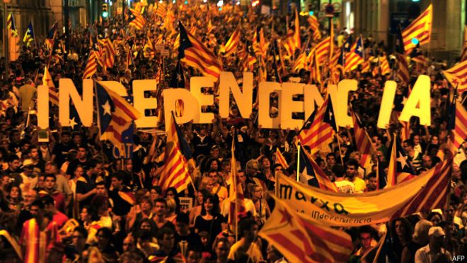 Планы каталонских сепаратистов под угрозой срыва: полиция Испании захватила телецентр, в котором планировали считать результаты "референдума"