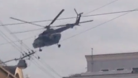 На Лубянку в Москве один за одним прилетают военные вертолеты