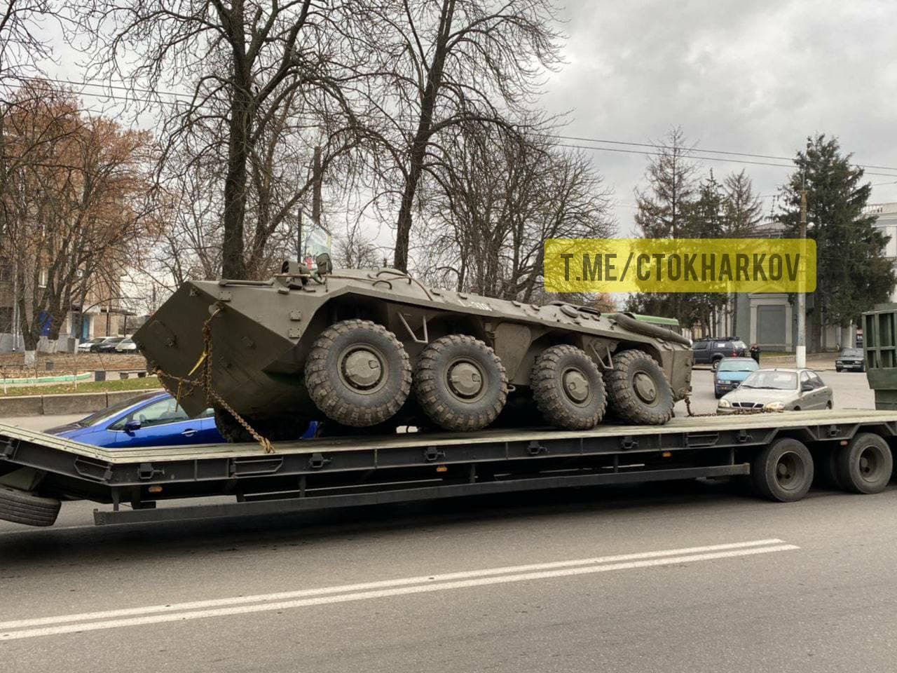 Створив пристойний затор: у Мережі показали наслідки падіння БТР із тягача у Харкові