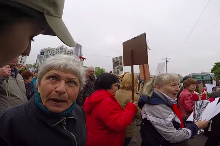 В Киеве празднуют "День Победы" и поддерживают Путина: посмотрите на эти лица - "пустые глаза" и ненависть к Украине