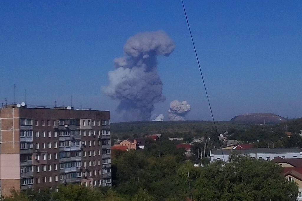 ​Донецк "аж присел" от мощного взрыва: "Вся Петровка содрогнулась, стены пошли ходором"