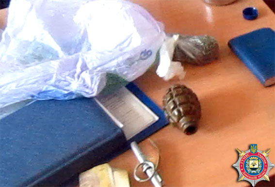 МВД: у жителя Краматорска изъяты граната и пакет с наркотиками