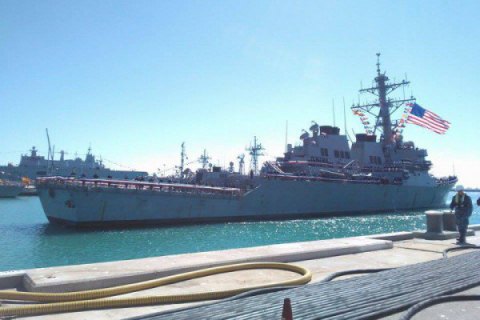 Кремль обвинил США в поддержании напряженности и готовит ответный "удар" на прибытие американского эсминца в Черное море