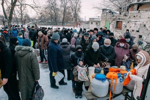 Фото с Донбасса: молодежь и старики стоят в большой очереди за бесплатной похлебкой