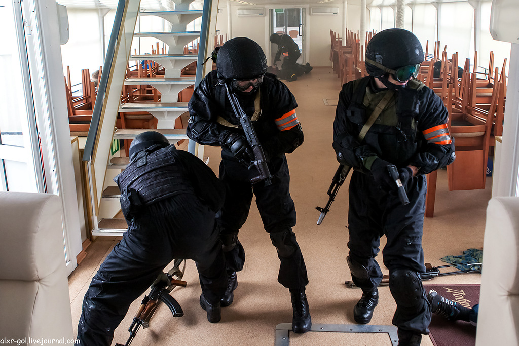 Нападение на приемную ФСБ в Хабаровске: в городе глушат мобильную связь и просят не выходить из домов - очевидцы
