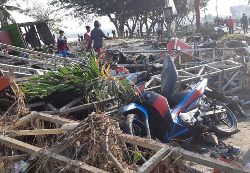 Сотни погибших и раненых, сильные разрушения - новые фото и видео смертельного землетрясения в Индонезии