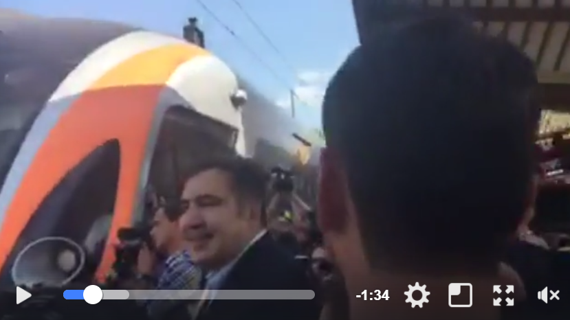 Саакашвили снова всех перехитрил: политик заявил, что едет в Украину на поезде Интерсити и уже на вокзале. Опубликовано новое видео