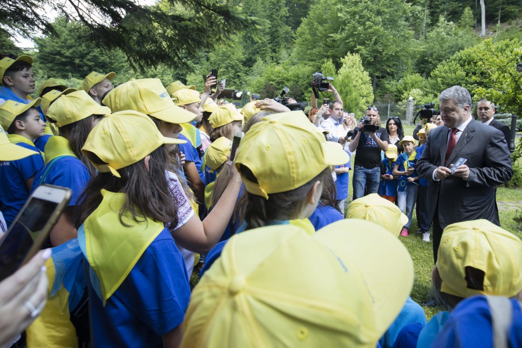 Президентская чета Порошенко и лидер  Словакии провели детей украинских АТОшников на отдых в Венгрию