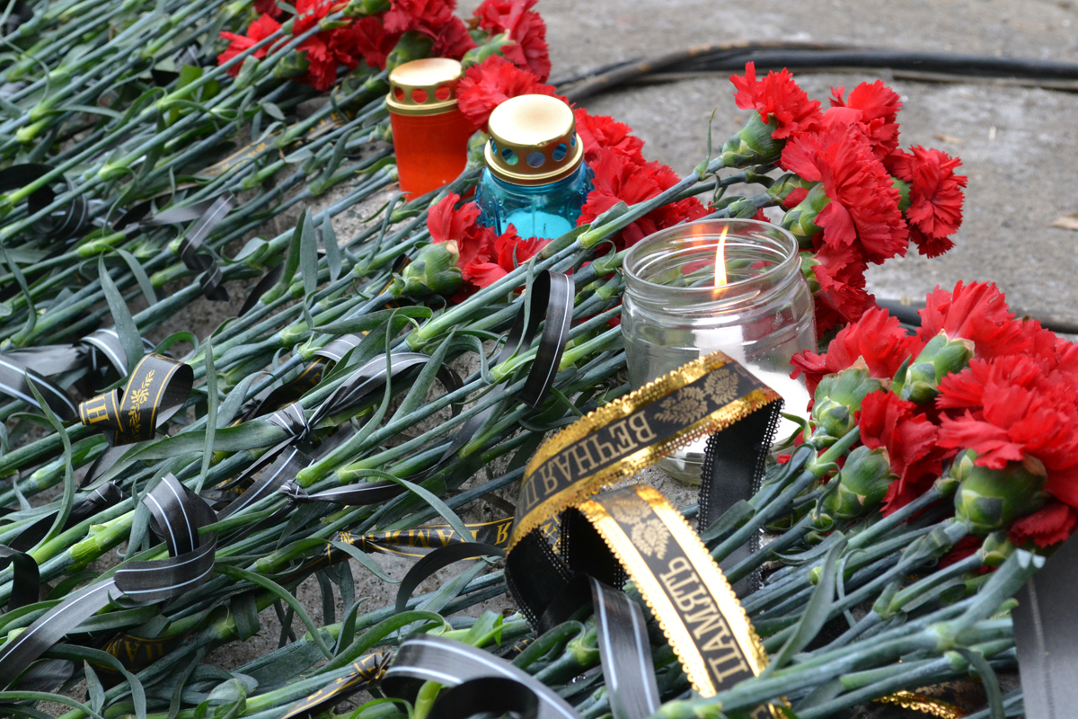 В Донецке на остановке, где 22 января погибли  люди, прошла панихида