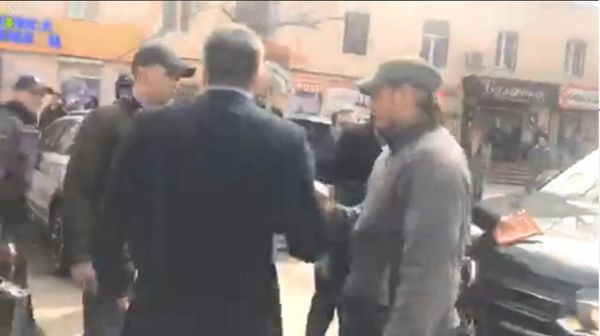 На оперативников СБУ в Херсоне налетела группа неизвестных – они хотели освободить задержанного крымского сепаратиста. Кадры, подробности
