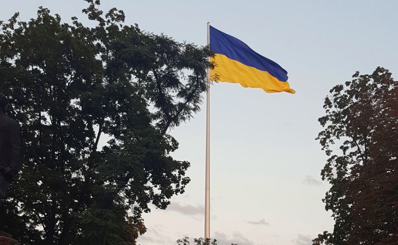 Над центром Москвы второй раз за день патриоты запустили флаг Украины: появилось видео
