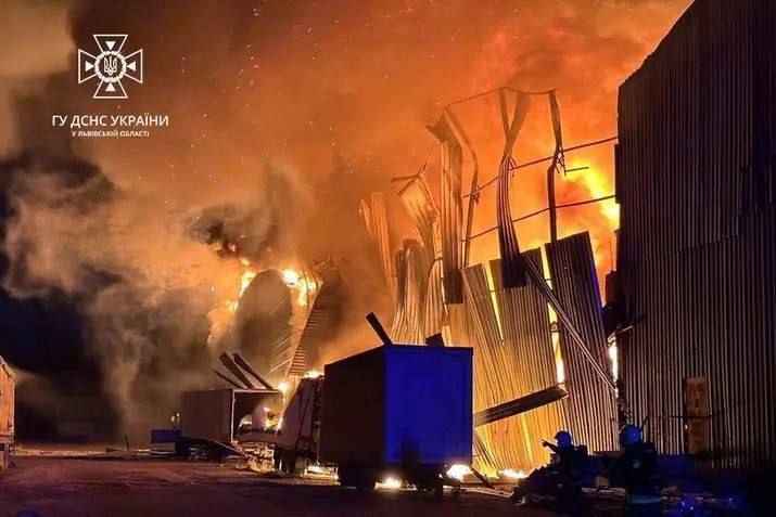 Удар беспилотниками по Львову: россияне сожгли сотни тонн гуманитарки - представитель ООН