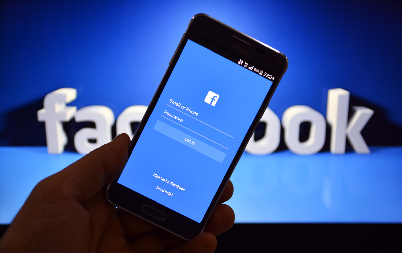 Facebook внезапно обрушился по всему миру, "утянув" с собой Instagram: пользователи бьют тревогу