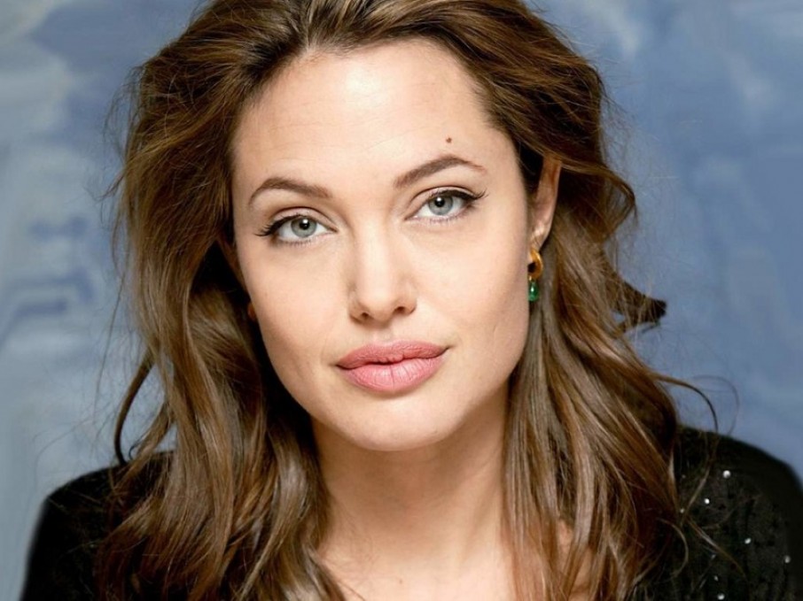 Истощенная Анджелина Джоли сбежала из больницы - громкие подробности
