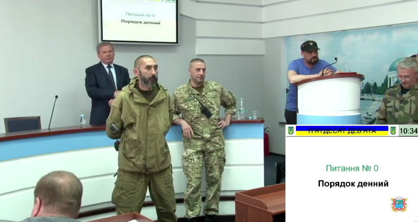 В Бердянске сессию горсовета прервали добровольцы: сколько вам еще надо наворовать, чтобы вы остались довольны?!