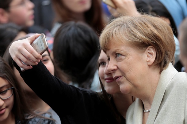 Подборка лучших фото за день: Меркель делает селфи со школьниками, непальское землетрясение и Лавров с картошкой