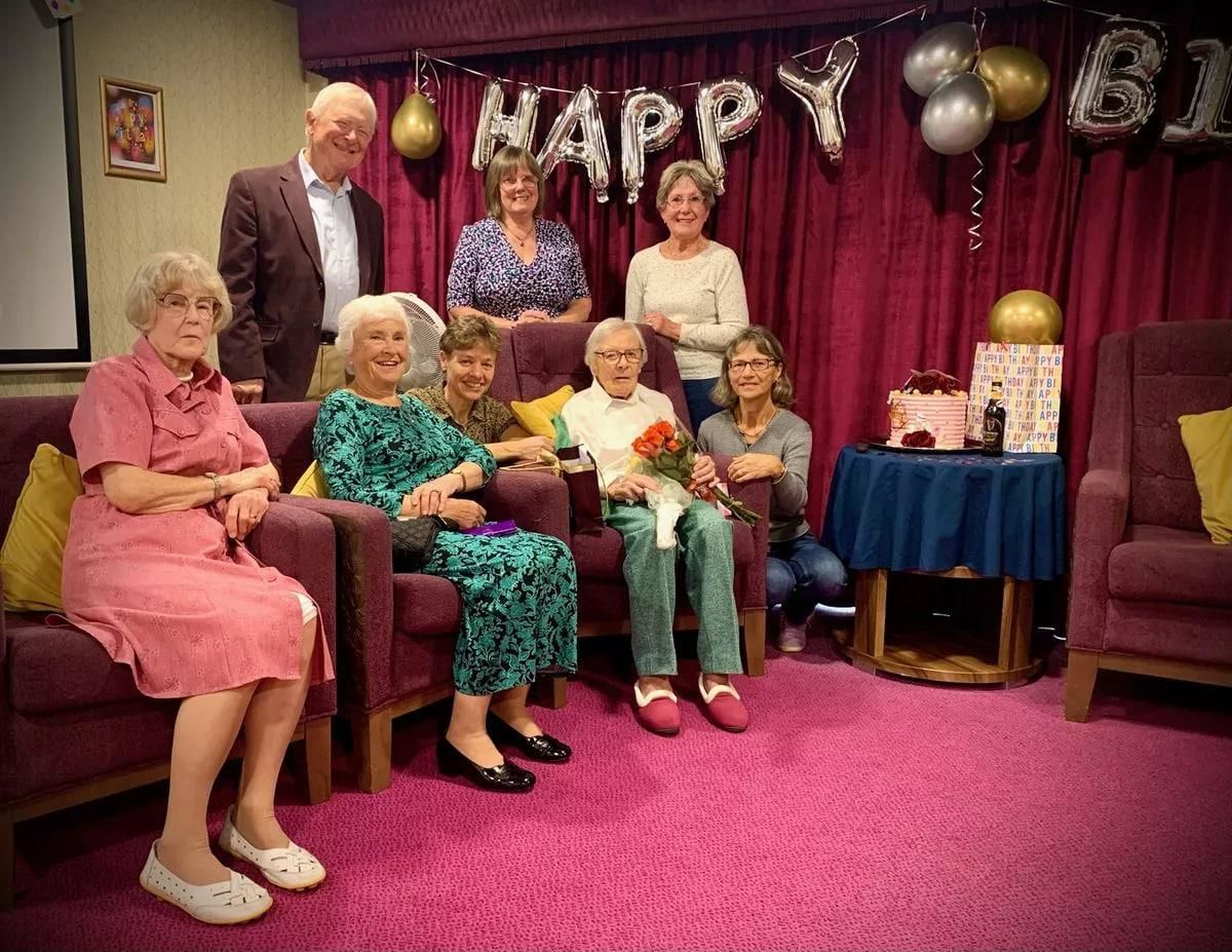 104-летняя британка Геммингс раскрыла секрет долголетия: "Пить пиво и..."