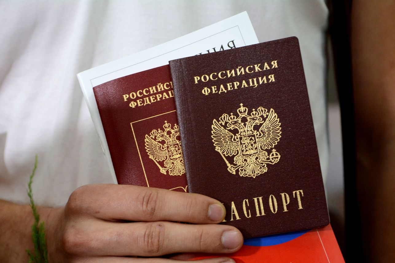 "Под угрозой увольнения", – в ОРДЛО пожаловались на принудительную раздачу паспортов РФ