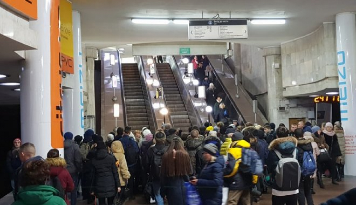 Мужчина без маски спровоцировал массовую драку в метро Харькова: досталось и работникам подземки
