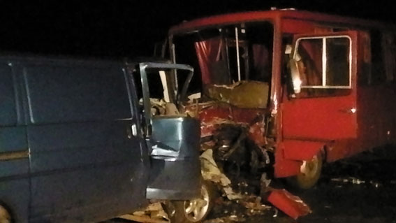 Автобус с демобилизованными попал в ДТП на Полтавщине: есть погибшие и раненые. Фото