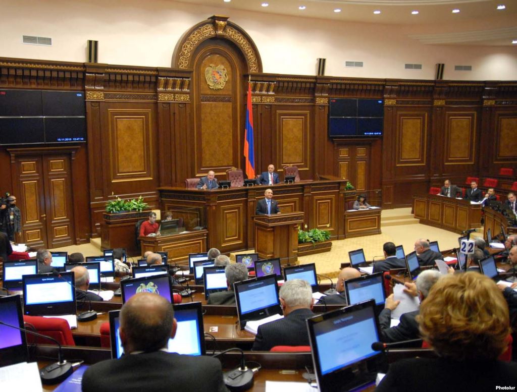 Армения без правительства: министры уходят в отставку, страна в ожидании выборов