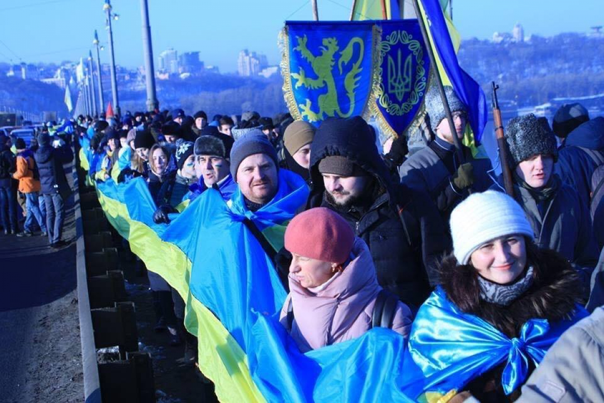 Флешмоб ко Дню соборности Украины: "живая цепь" через Днепр длиной в 1,5 километра - видео