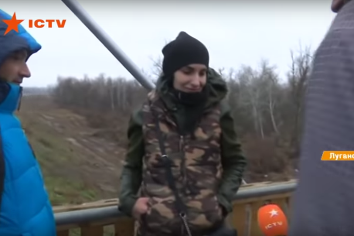 Как журналист ICTV заставил "журналистку" "ЛНР" вспомнить украинский язык - видео из Станицы Луганской