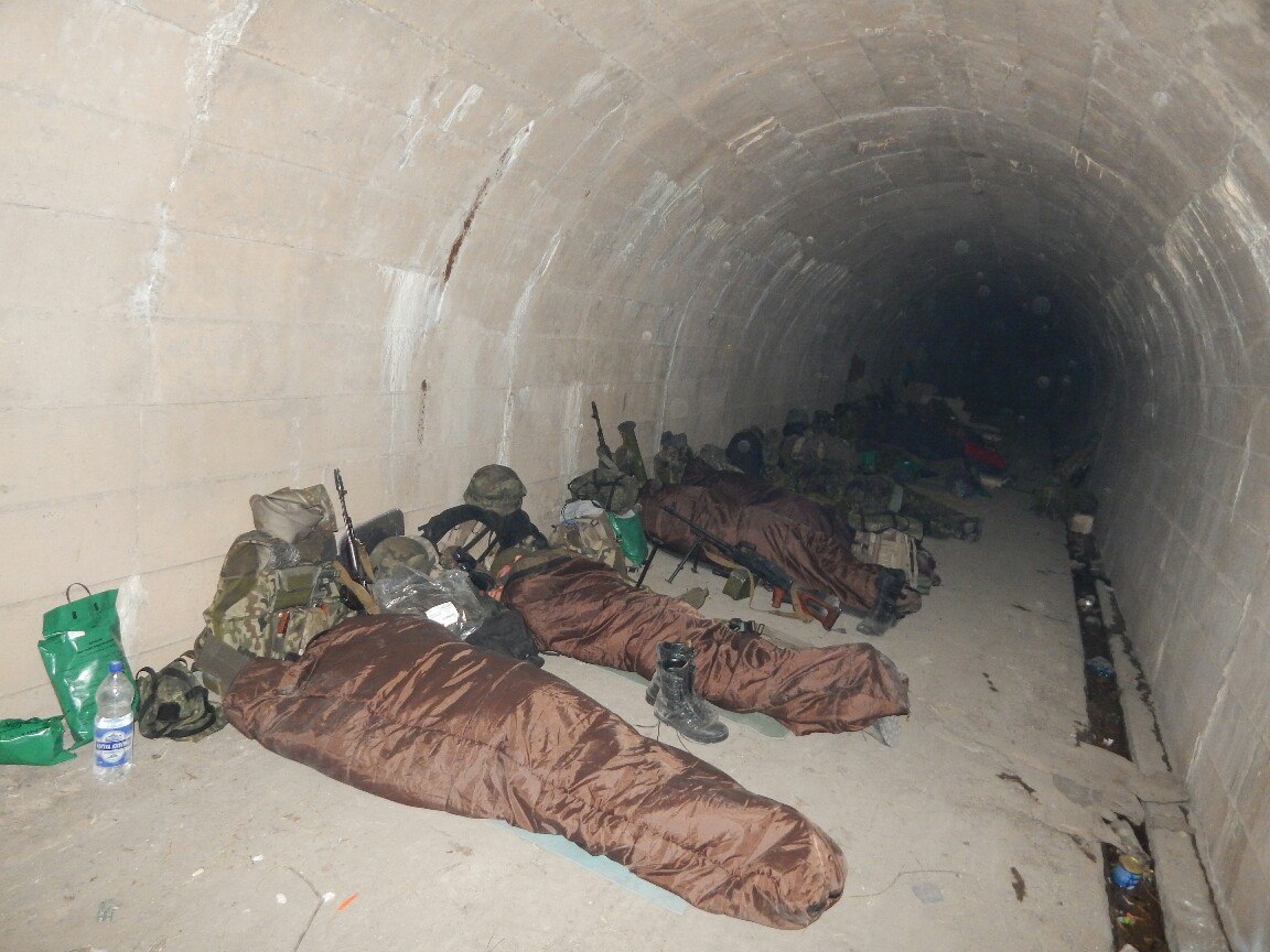 Бойцы "Азова" показали, как живут в подземных блиндажах и контейнерах