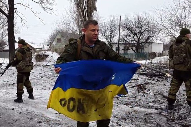 Захарченко в аэропорту Донецка передал ВСУ тела погибших "киборгов" и украинский флаг