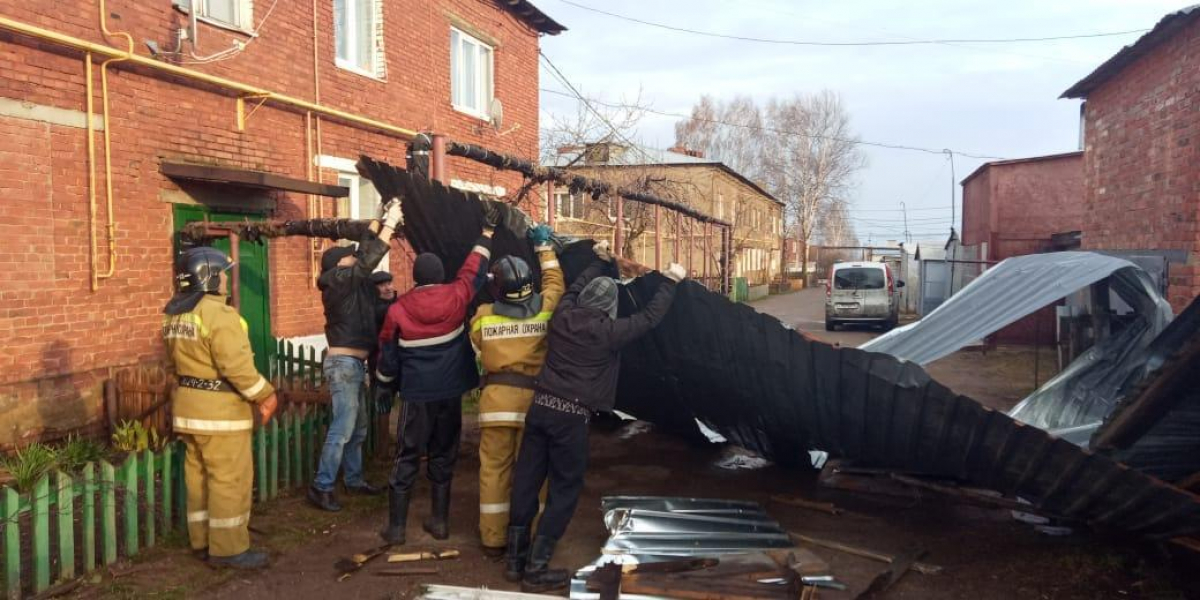 В России разбушевалась стихия: ураган громил остановки и вырывал деревья, есть погибший