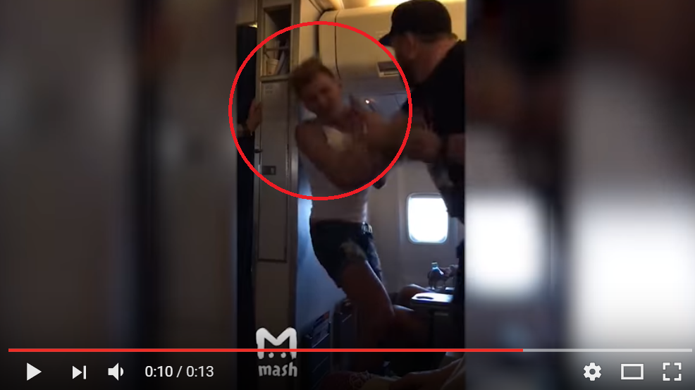  Россиянин жестоко избил пассажира самолета за сравнение русских с г*вном: скандальное видео жестокой драки "взорвало" Сеть - кадры