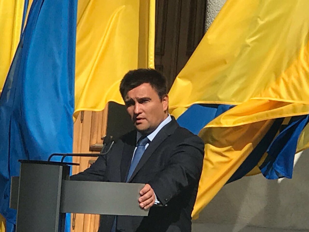 "Наш флаг стал символом борьбы за свободу во всем мире", - Климкин поздравил украинцев с Днем Государственного Флага в прямом эфире около здания своего ведомства в Киеве - кадры