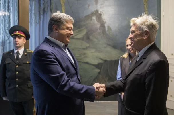 Петр Порошенко и Дэвид Линч прогулялись по Дому с химерами: встреча президента с культовым режиссером вдохновила украинцев на неожиданное творчество. Кадры