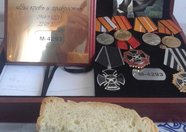 Теперь только кусочек хлеба возле медальки за "рус***ю весну": в Сирии убит еще один российский военный, помогавший РФ оккупировать Крым – кадры