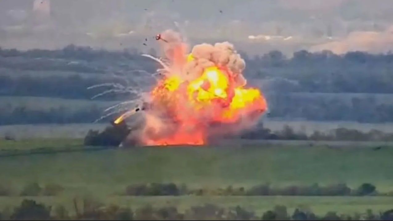 Под Лисичанском российский танк взлетел на воздух на мине: ВСУ остановили колонну оккупантов